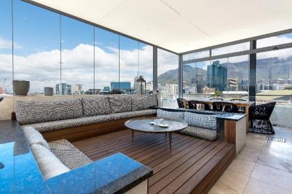Luxe V&A Marina Penthouse with Terrace - image 3