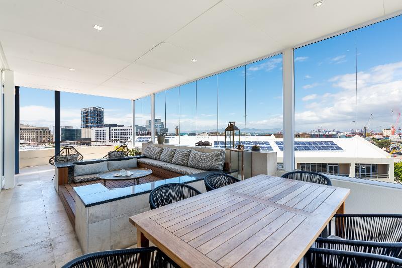 Luxe V&A Marina Penthouse with Terrace - image 6