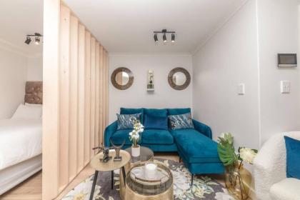 Colourful and Cosy Studio Apartment in Newlands - image 13