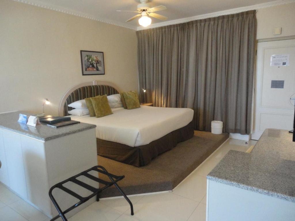 Peninsula All Suite Hotel - image 5