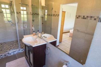 Hout Bay Lodge - image 3