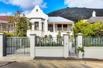 Cheviot Place Garden Apartment with Private Entrance - image 12