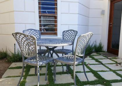 Cheviot Place Garden Apartment with Private Entrance - image 2