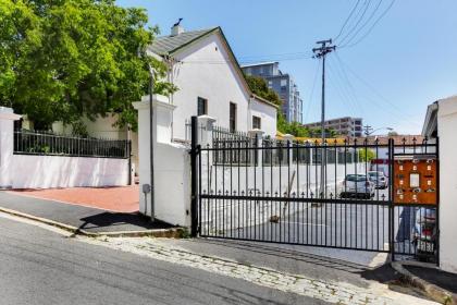 Backup-Powered Art Deco Cottage in De Waterkant - image 12