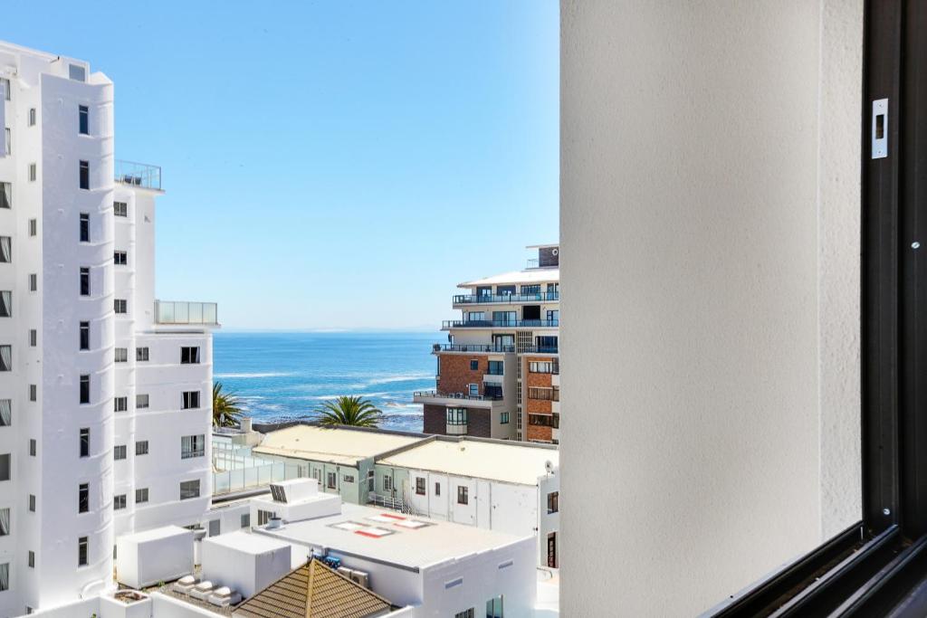 Backup-Powered Bantry Bay View 2 Bed Apartment - image 6