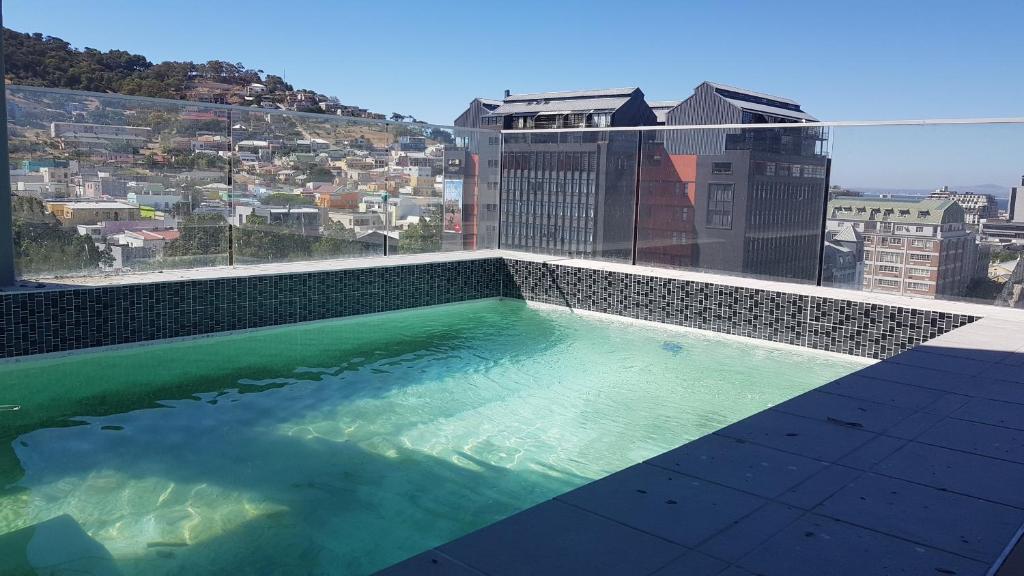 Backup-Powered Trendy Apartment at Table Mountain - image 2