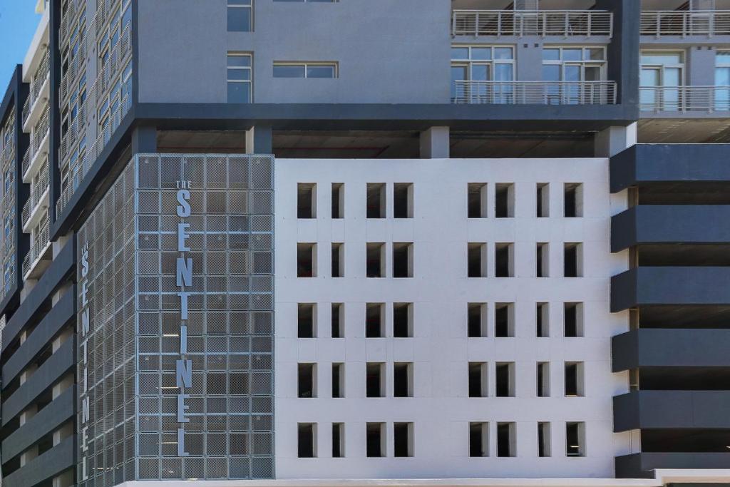 Backup-Powered Trendy Apartment at Table Mountain - image 6