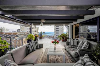 Bright and Stylish Beachfront Apartment - image 1