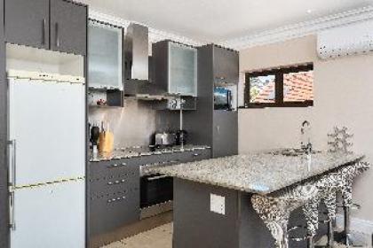 Sunny Sea Point Apartment with Private Balcony - image 12