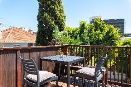 Sunny Sea Point Apartment with Private Balcony - image 13