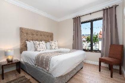 Sunny Sea Point Apartment with Private Balcony - image 20