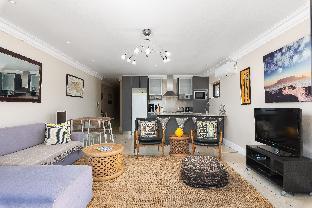 Sunny Sea Point Apartment with Private Balcony - image 7