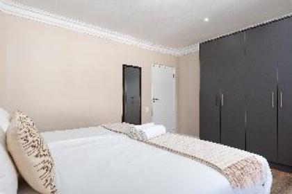 Sunny Sea Point Apartment with Private Balcony - image 9