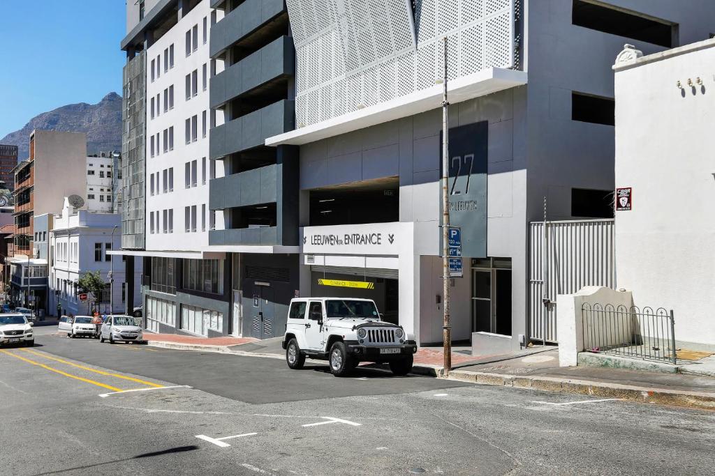 Backup-Powered Stylish Central Apartment near Table Mountain - image 7