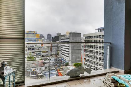 Backup-Powered Stylish Central Apartment near Table Mountain - image 9