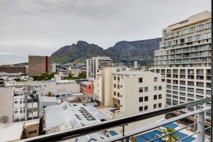 Elegant Modern Apartment near Table Mountain - image 20