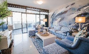 Luxury city apartment with mountain views - image 2