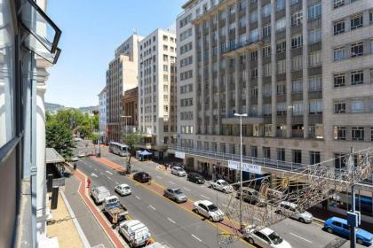 Stylish Apartment with Rooftop Pool and City Views - image 17