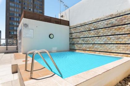 Stylish Apartment with Rooftop Pool and City Views - image 2