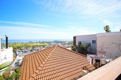 Contemporary Studio with Pacific Views in Trendy Green Point - image 3