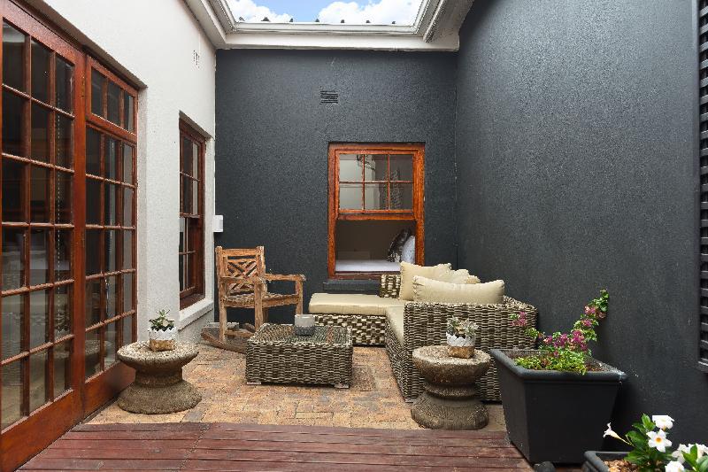 Cosy Gem in Bustling Green Point! - image 4