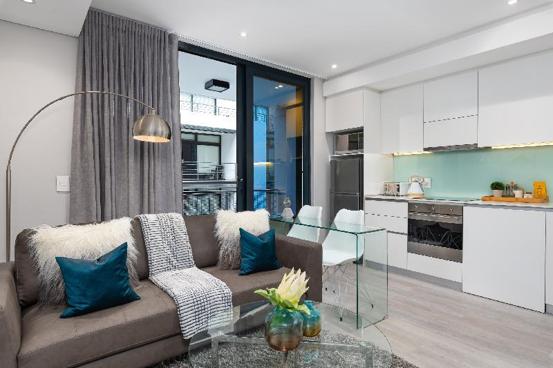 Trendy Green Point Apartment with Balcony & Aircon - image 3