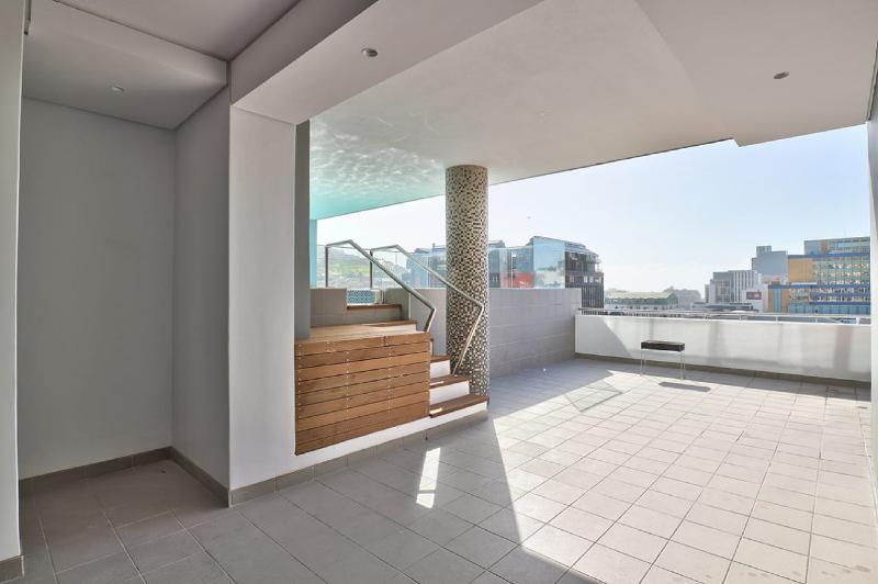 Contemporary Studio Apartment with Pool and Aircon - image 3