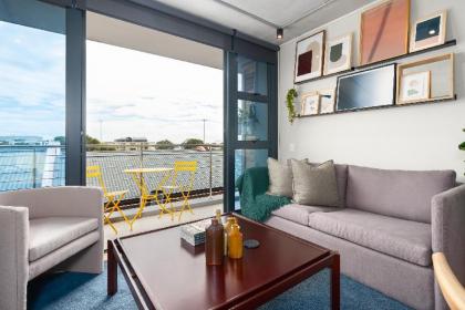 Hip Designer Apartment  Docklands  Pool  DSTV - image 5