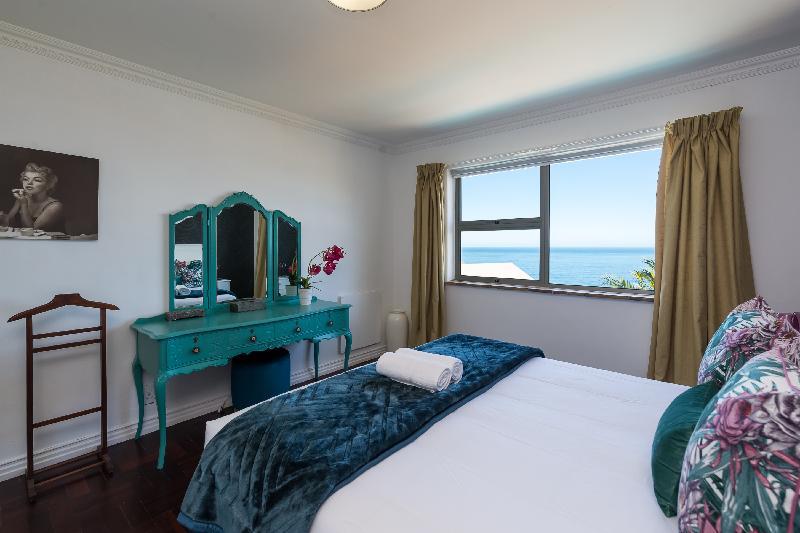 Spacious Camps Bay Apartment with Amazing Views! - image 2