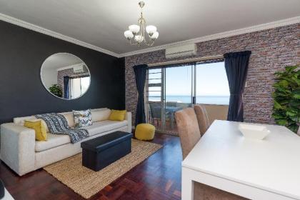 Spacious Camps Bay Apartment with Amazing Views! - image 3