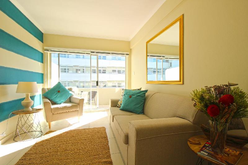 Bright and Beautiful 1 Bedroom Beachfront Gem - image 3