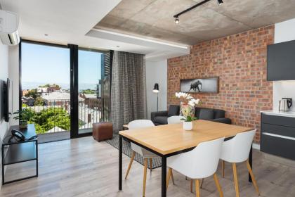 Sleek and Stylish Apartment in De Waterkant - image 3