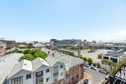 Sleek and Stylish Apartment in De Waterkant - image 4