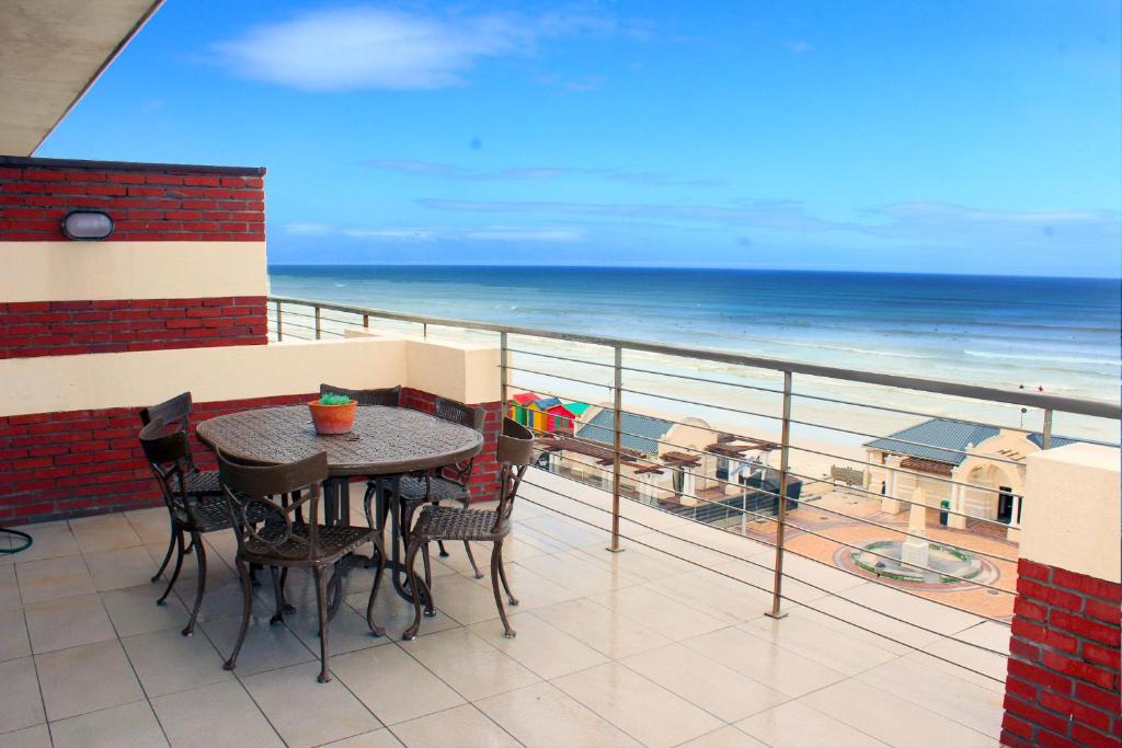 Surfers Penthouse - image 2