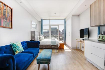 Backup-Power Eclectic Blue City View Apartment - image 18