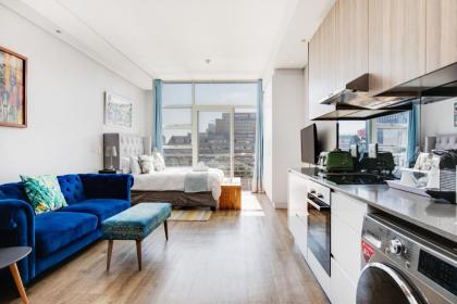 Backup-Power Eclectic Blue City View Apartment - image 19