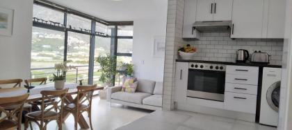 Holiday Apartment and Work Remotely 2min from the Beach Hout Bay