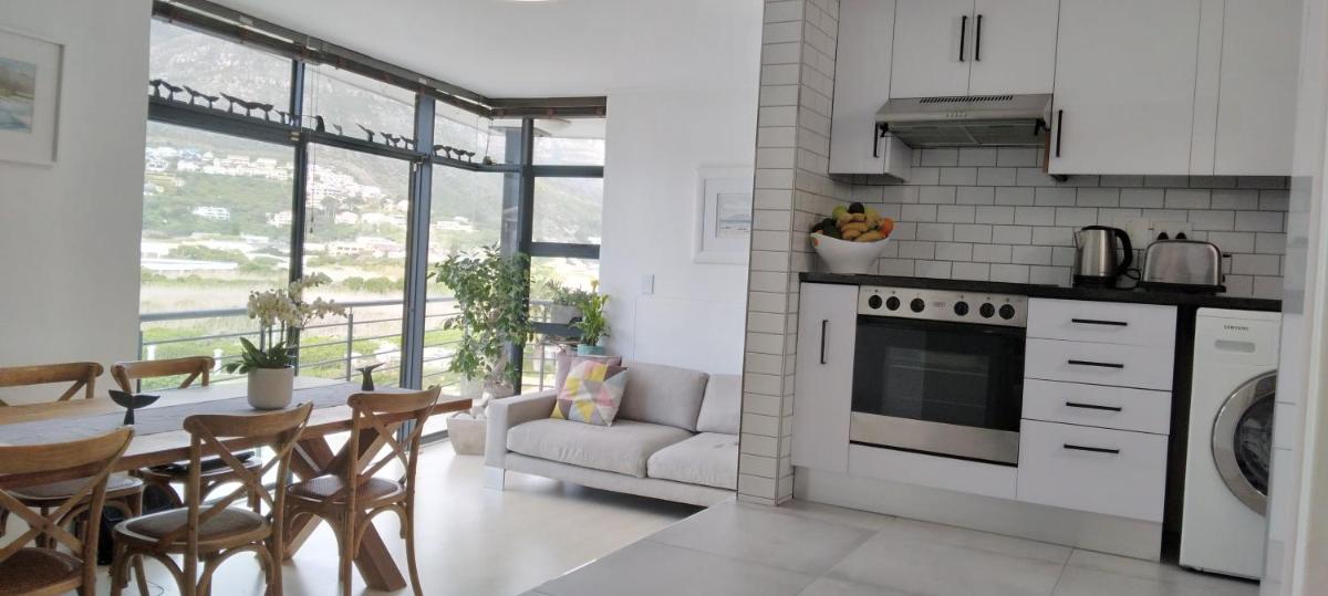 Holiday Apartment and Work Remotely 2min from the Beach Hout Bay - main image