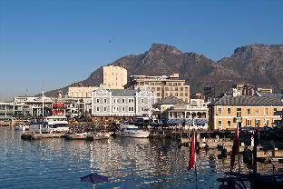 Table Mountain View in Quiet City Centre - main image