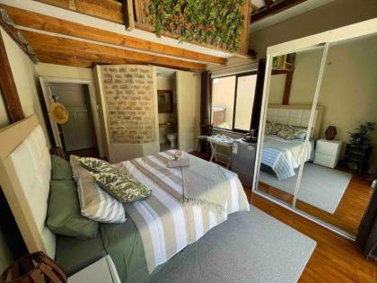 Room in Guest room - Living In Mountain Views Camps Bay