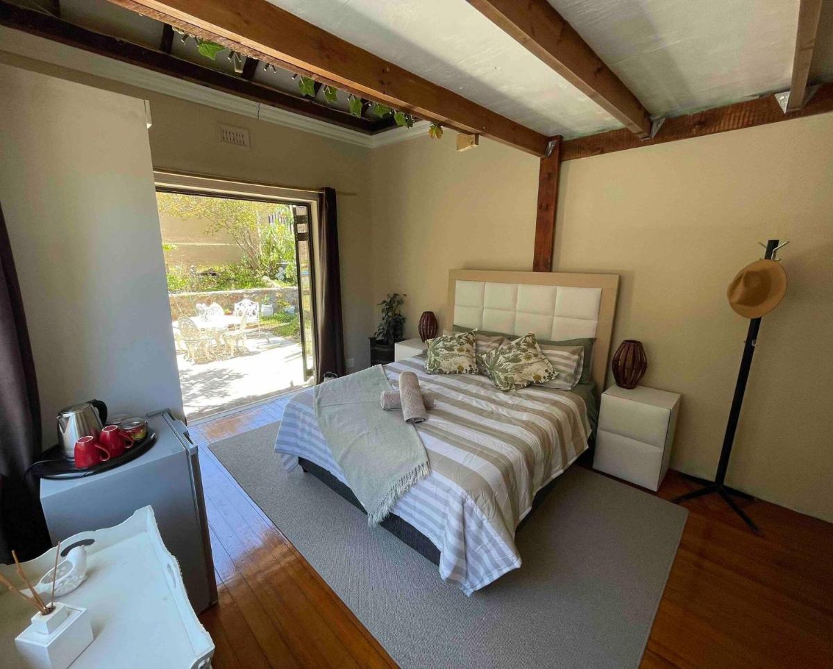 Room in Guest room - Living In Mountain Views Camps Bay - image 2