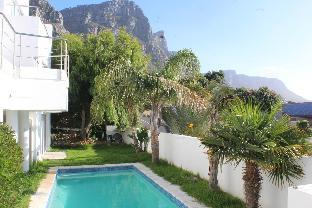 Cozy Camps Bay House with sea & Mountain View’s - main image