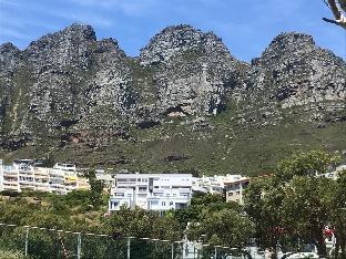 Cozy Camps Bay House with sea & Mountain View’s - image 2