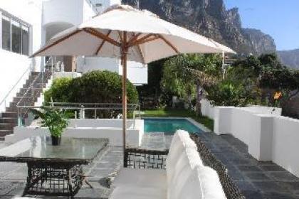 Cozy Camps Bay House with sea & Mountain View’s - image 4