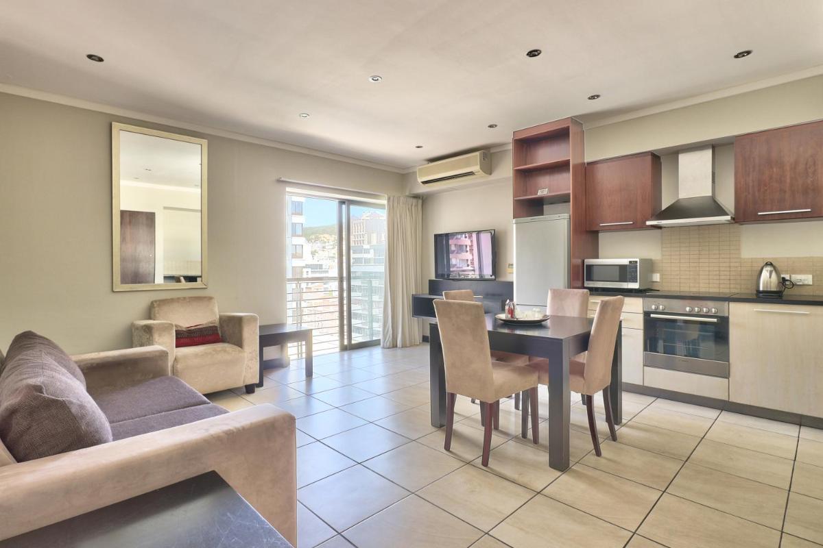 The Icon 1 Bedroom apartment in Cape Town Foreshore (1102) - image 2