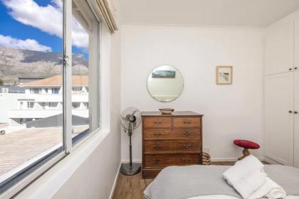 Amazing 2 Bedroom Apartment with mountain views on Kloof street - image 12