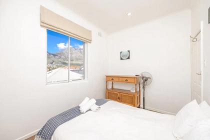 Amazing 2 Bedroom Apartment with mountain views on Kloof street - image 14