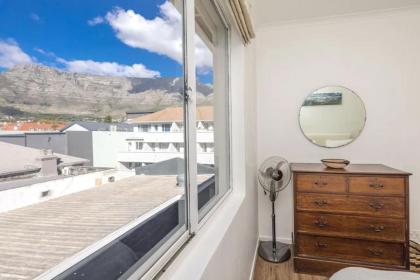 Amazing 2 Bedroom Apartment with mountain views on Kloof street - image 16