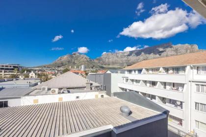 Amazing 2 Bedroom Apartment with mountain views on Kloof street - image 18