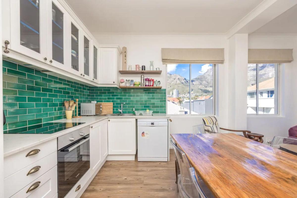 Amazing 2 Bedroom Apartment with mountain views on Kloof street - image 4